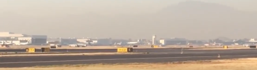 Avión aterriza de emergencia en la Ciudad de México por fuego en motor