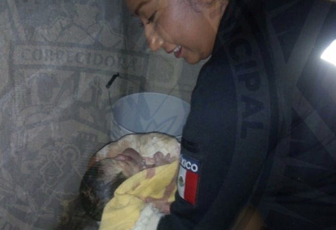 POLICÍAS ASISTEN EN PARTO A MUJER EN CORREGIDORA
