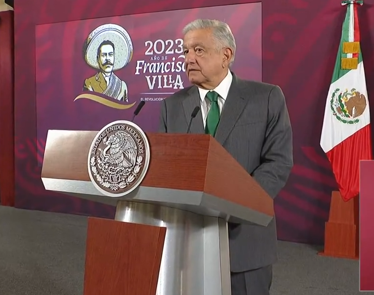 Acusa AMLO de politiquer a a caravana de damnificados Plaza de