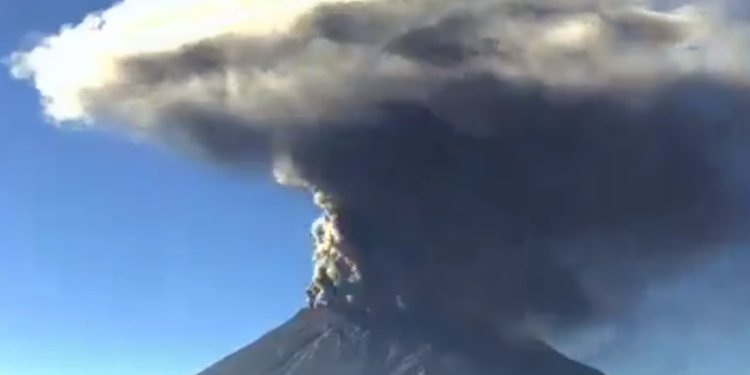 Aeropuerto de Puebla suspende operaciones por ceniza del Popocatépetl