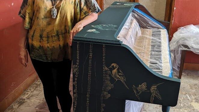 “Pintar un piano es un reto y un honor”: Adriana Brío