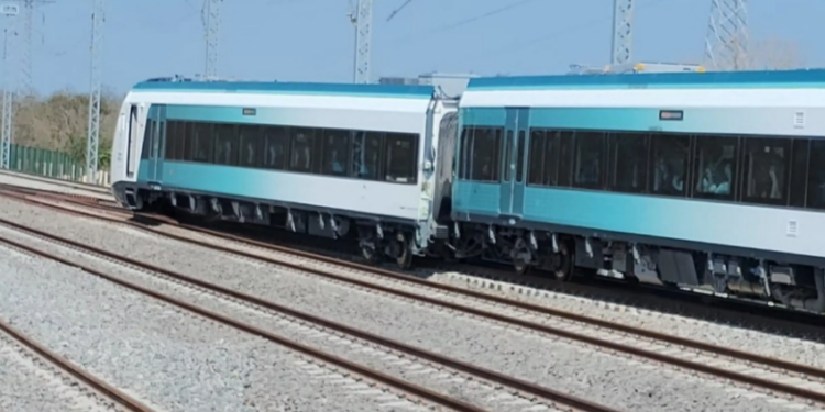 Sale de vía vagón del Tren Maya en Yucatán