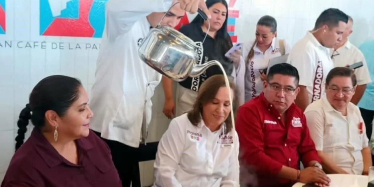 Gritan fuera a Rocío Nahle, pese a porra