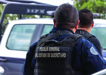 Ubican tres cuerpos al interior de automóvil