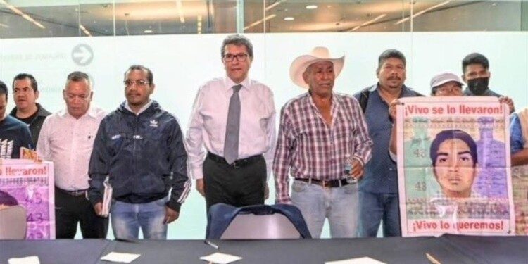 Piden padres de 43 ayuda a Senado para ver a AMLO