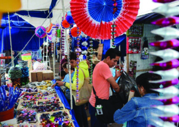 Dignificar Arena Querétaro, propone Felifer Macías y se pone máscara