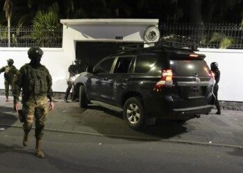 Irrumpen policías en Embajada de México en Ecuador y nuestro país suspende relaciones