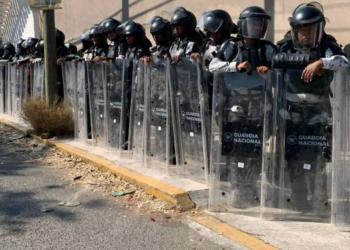 Guardias nacionales blindan la FGE Guerrero para evitar protestas de normalistas de Ayotzinapa