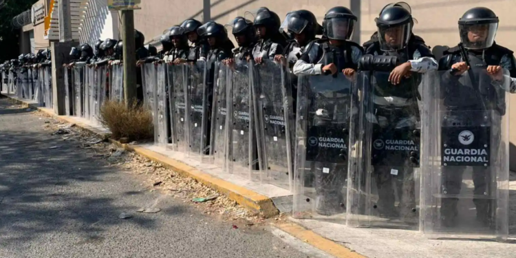 Guardias nacionales blindan la FGE Guerrero para evitar protestas de normalistas de Ayotzinapa