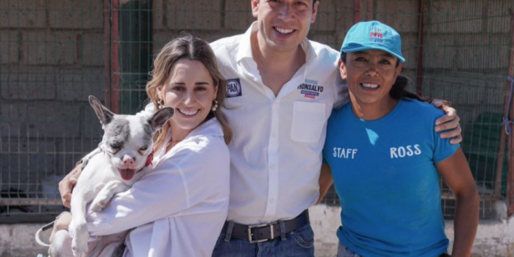 Dignificar Arena Querétaro, propone Felifer Macías y se pone máscara