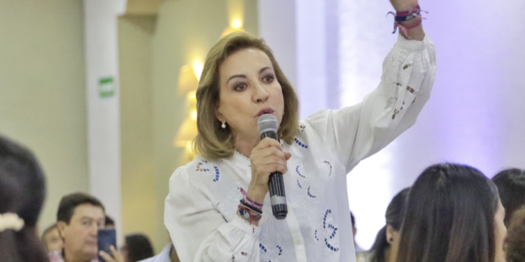 Dignificar Arena Querétaro, propone Felifer Macías y se pone máscara