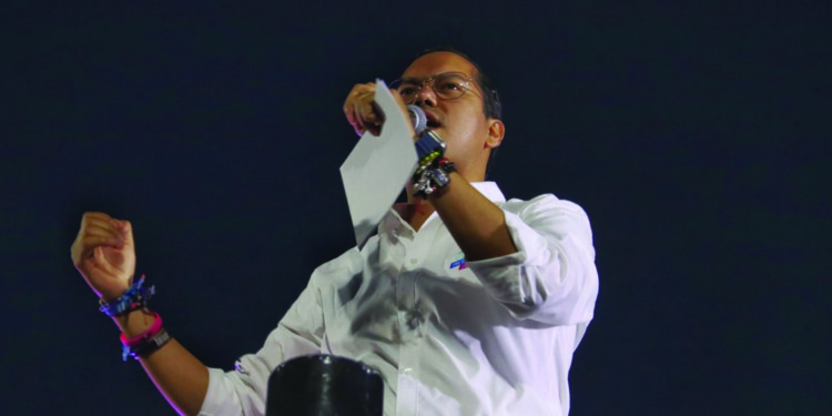 Dignificar Arena Querétaro, propone Felifer Macías y se pone máscara