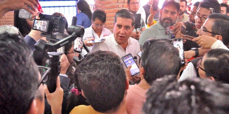 Chema Tapia se registra como candidato a la alcaldía