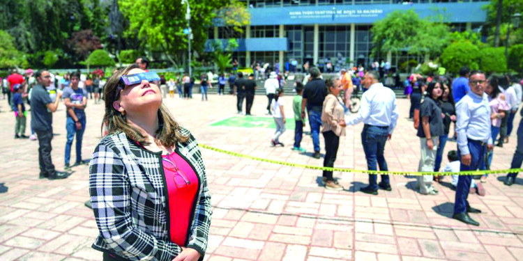 Presencian eclipse solar los queretanos