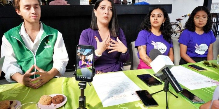 Gaby Argüelles, primera candidata al senado que firma agenda feminista