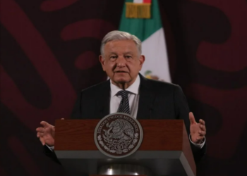 AMLO anuncia aumento de 10% al salario de maestros