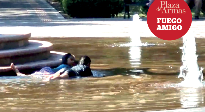 Niños nadan en la fuente de la Alameda Hidalgo