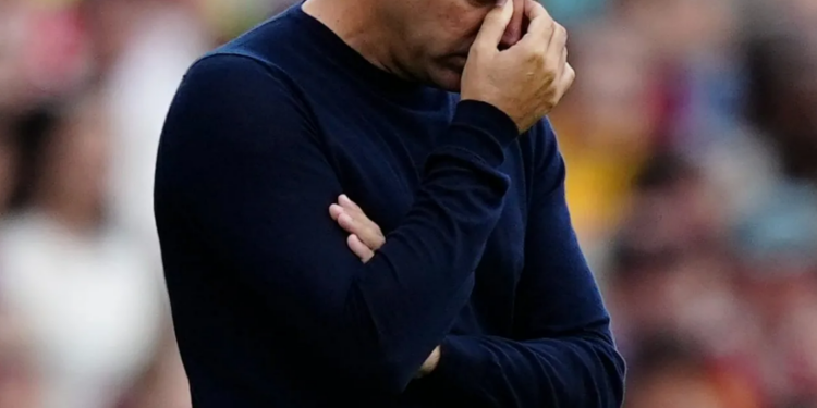 Barcelona destituye a Xavi