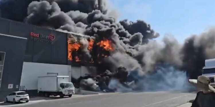 Fuerte incendio en Parque Pyme