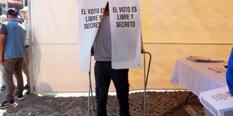 Se izará bandera del Zócalo, pero seguirán vallas