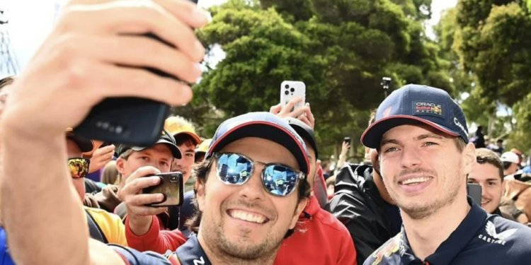 “Es una gran noticia”; Verstappen, sobre renovación de Checo