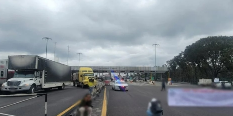 Bloquean Transportistas Vía Puebla-orizaba - Plaza De Armas 