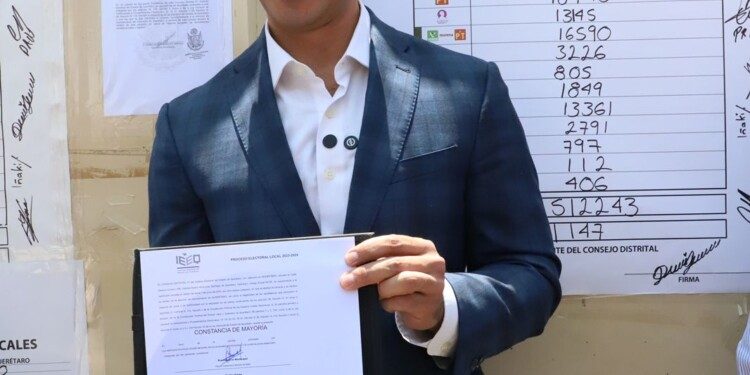 Recibe Felifer Macias constancia de mayoría