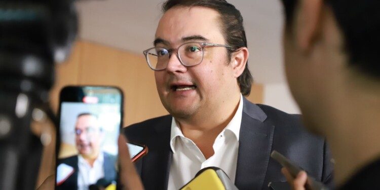 No coman ansias, pide Memo Vega a nuevos legisladores, tras plan de quitar controles de acceso en el congreso