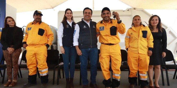 Acude Luis Nava a España, para entrega de Escoba de Platino 2024