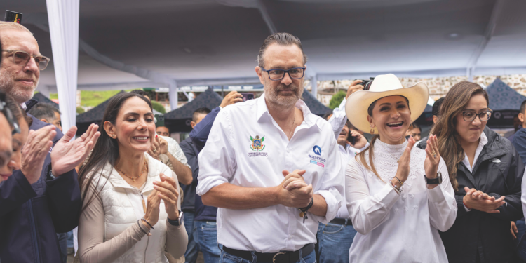 Entrega Kuri obra en Pinal de Amoles