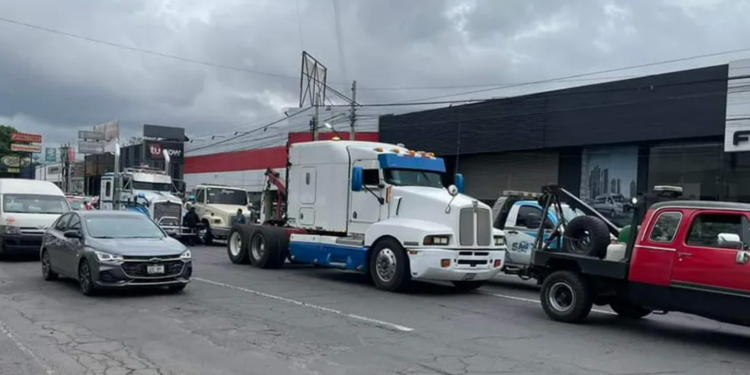 Grúas bloquean la México-Querétaro y calles de Tlalnepantla