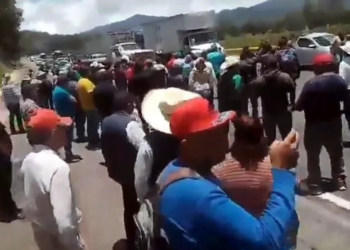 Bloquean autopista y carretera a Puebla por pago de tierras
