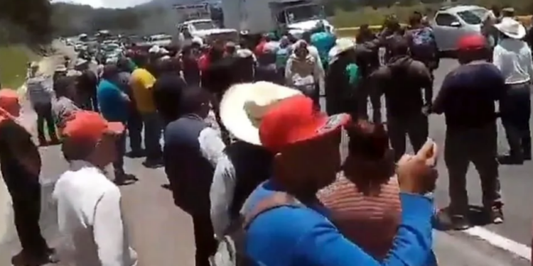 Bloquean autopista y carretera a Puebla por pago de tierras