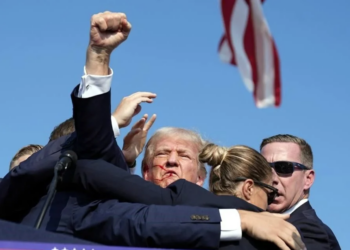 HIEREN EN LA OREJA A DONALD TRUMP