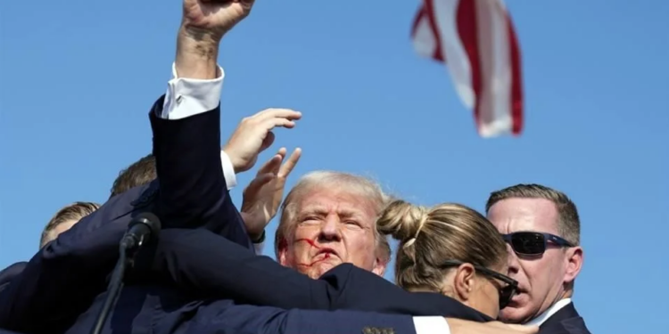 HIEREN EN LA OREJA A DONALD TRUMP