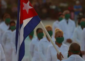 México firma convenio con Cuba para contratar a 2 mil 700 médicos más