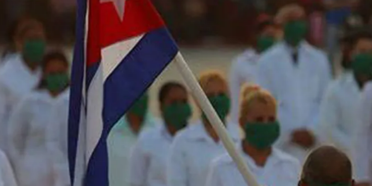 México firma convenio con Cuba para contratar a 2 mil 700 médicos más