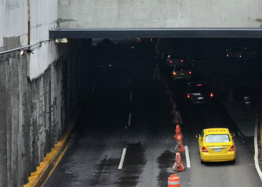 Aparece socavón en paso inferior de 5 de Febrero
