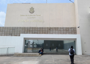 Padres de familia y aspirantes de la UAQ se manifestaron