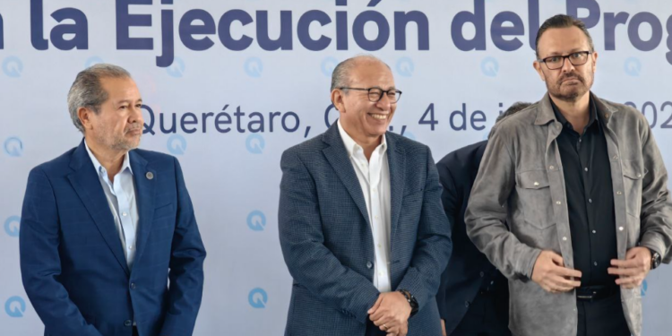 Padres de familia y aspirantes de la UAQ se manifestaron