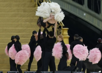 Ilumina Lady Gaga la inauguración de los Olímpicos en París