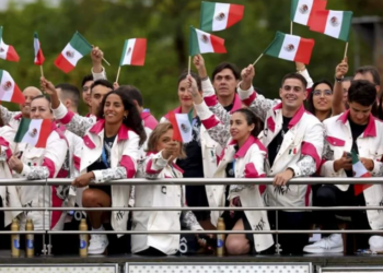 Desfila la Delegación Mexicana por el río Sena en París 2024