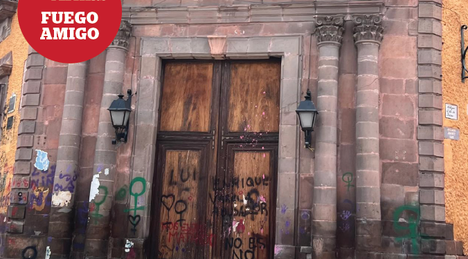Pintarrajeado el histórico edificio