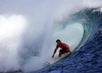 Avanza Alan Cleland a Octavos del Surf de París 2024