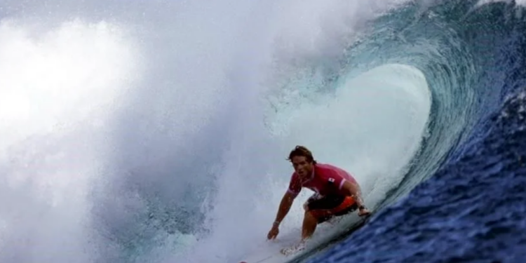 Avanza Alan Cleland a Octavos del Surf de París 2024
