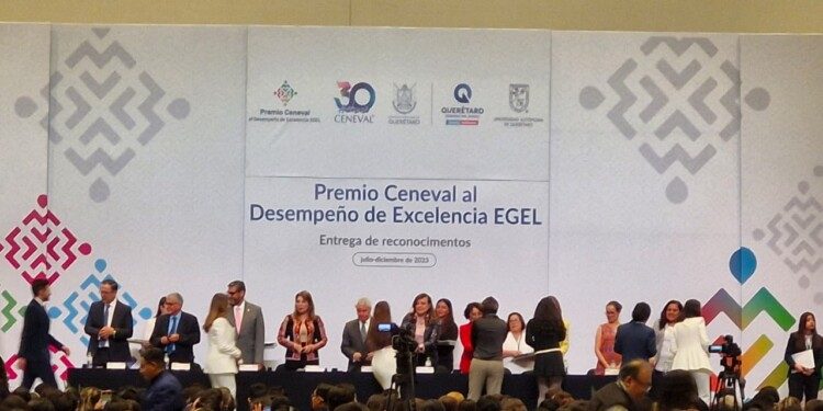 Galardonan a cinco mil 901 jóvenes por excelencia académica en el Ceneval