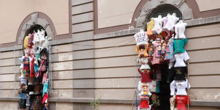 Inhibe municipio que comercios del Centro exhiban en la calle sus productos