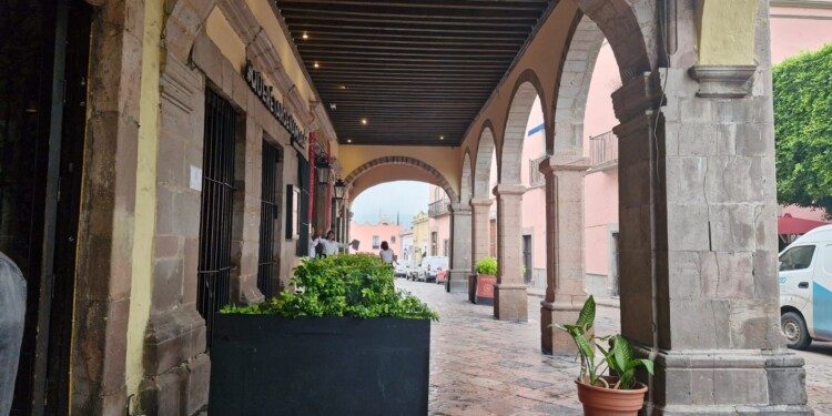 Retiran mesas y sillas de comercios del Centro Histórico, que obstruyen movilidad