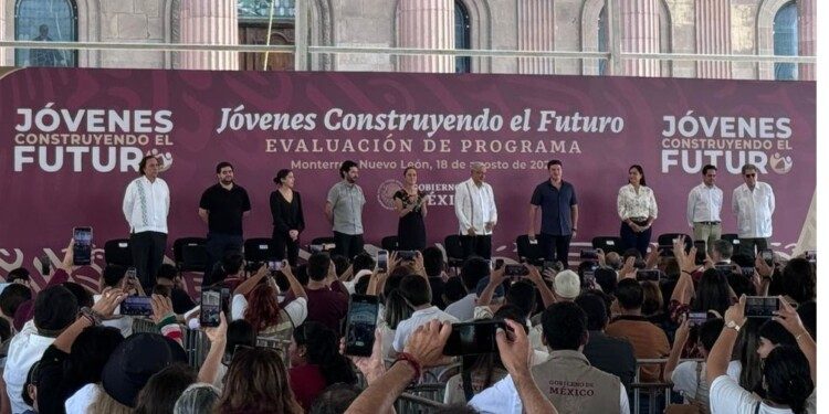 Abuchean a Samuel García en mitin con Presidente