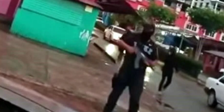 Desfila en Chiapas grupo armado por 5 municipios 